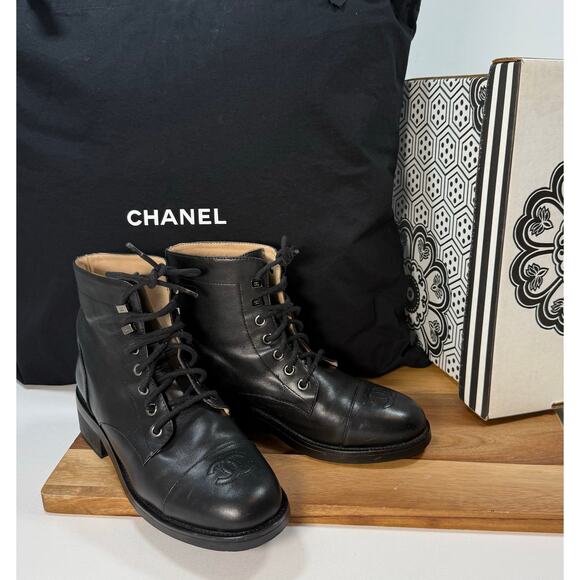 CHANEL Black Leather Lace-Up Calfskin Combat Boots Black Cap Toe Size 40 Italy - Picture 1 of 14